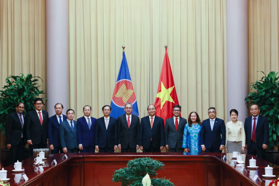 State leader Nguyen Xuan Phuc welcomes ASEAN diplomats