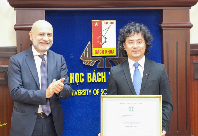 Hanoi lecturer received medal from the President of Italy