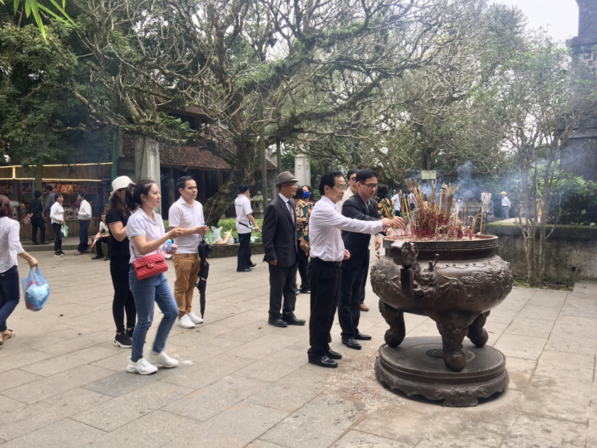 ALOV and overseas Vietnamese visit Hung Kings' Temple