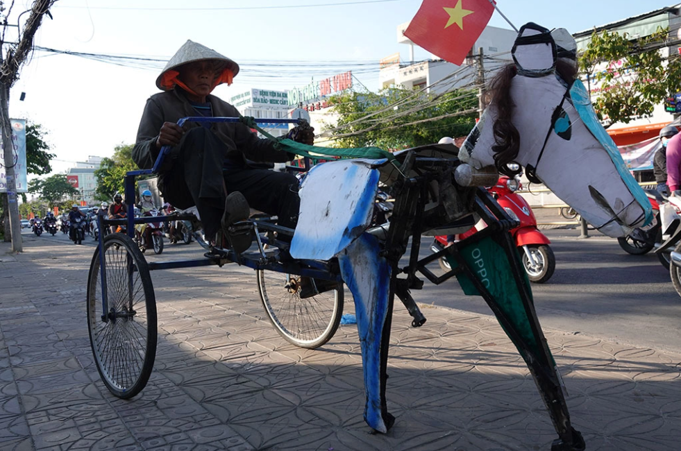 Can Tho man got fame for making horse-like bike with only 4,3 dollars