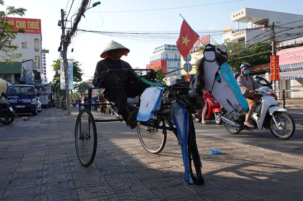 Can Tho man got fame for making horse-like bike with only 4,3 dollars