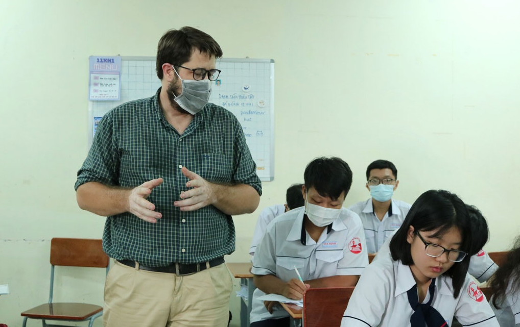 Poor American teacher becomes Vietnamese internet sensation after treating students milk tea: 