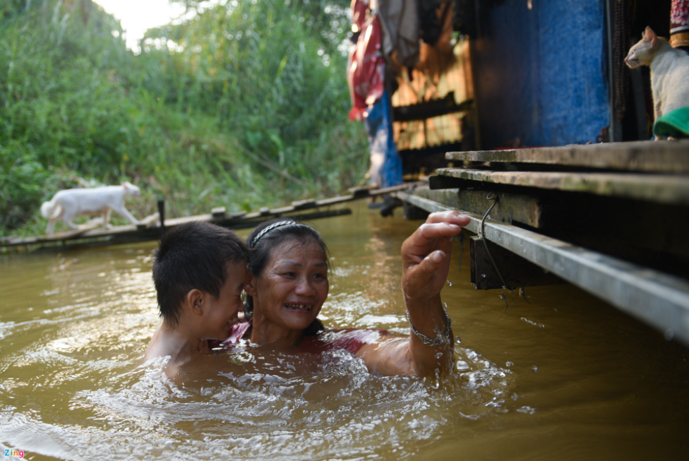 A village with no water nor electricity in Hanoi's center