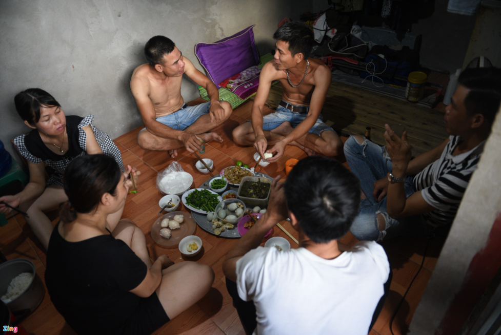 A village with no water nor electricity in Hanoi's center