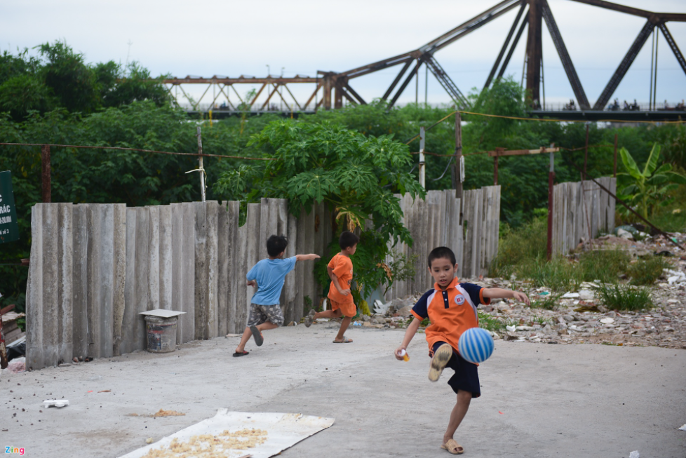 A village with no water nor electricity in Hanoi's center