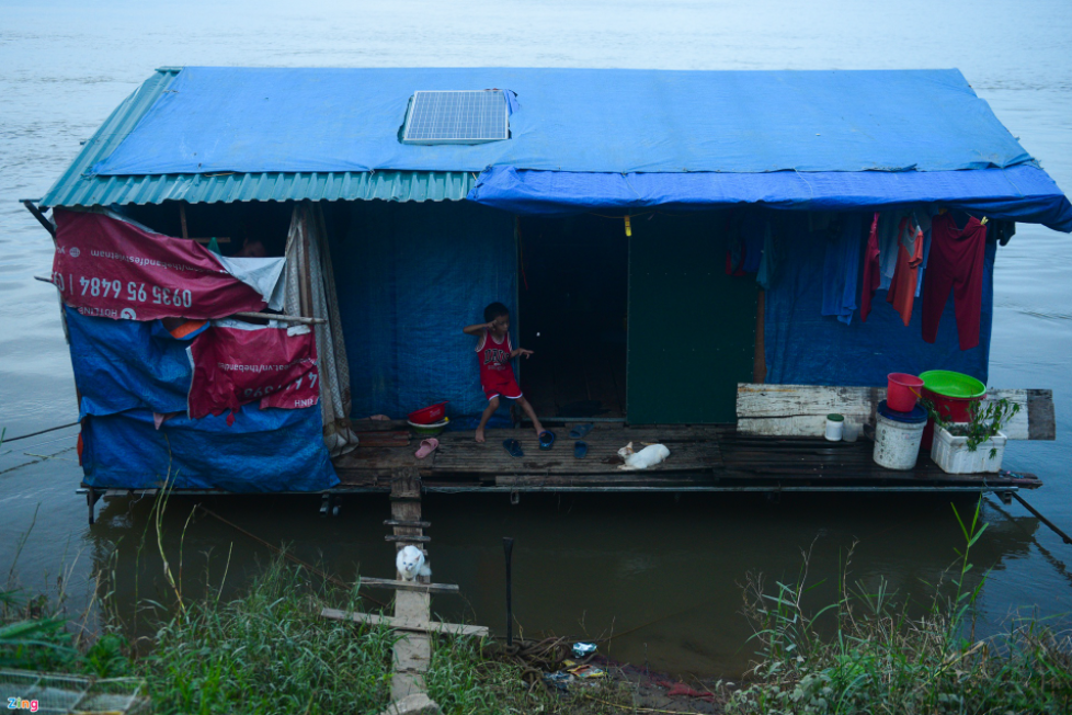 A village with no water nor electricity in Hanoi's center