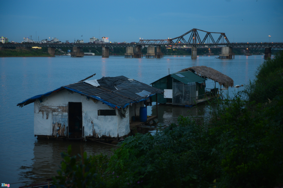 A village with no water nor electricity in Hanoi's center