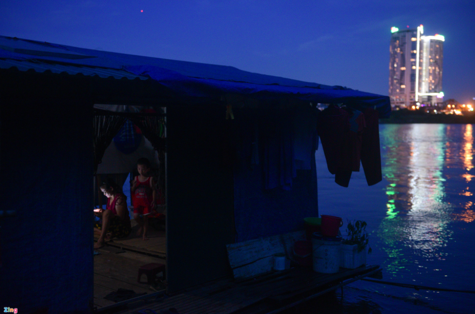 A village with no water nor electricity in Hanoi's center