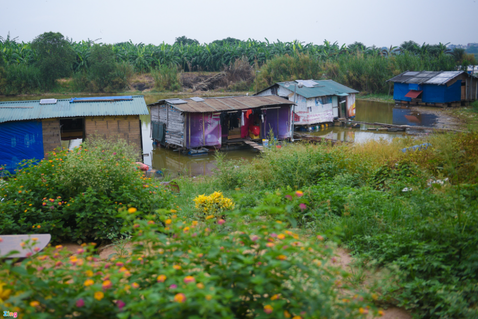 A village with no water nor electricity in Hanoi's center