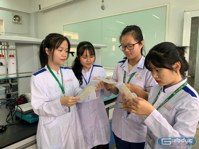 Vietnamese students turn bagasse into decomposition medical masks