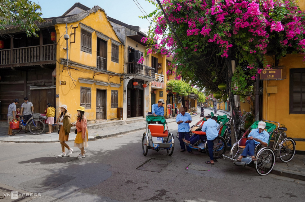 Hoi An ancient streets' summer flowers