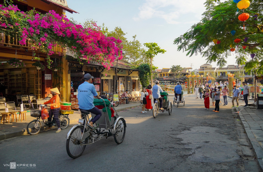 Hoi An ancient streets' summer flowers