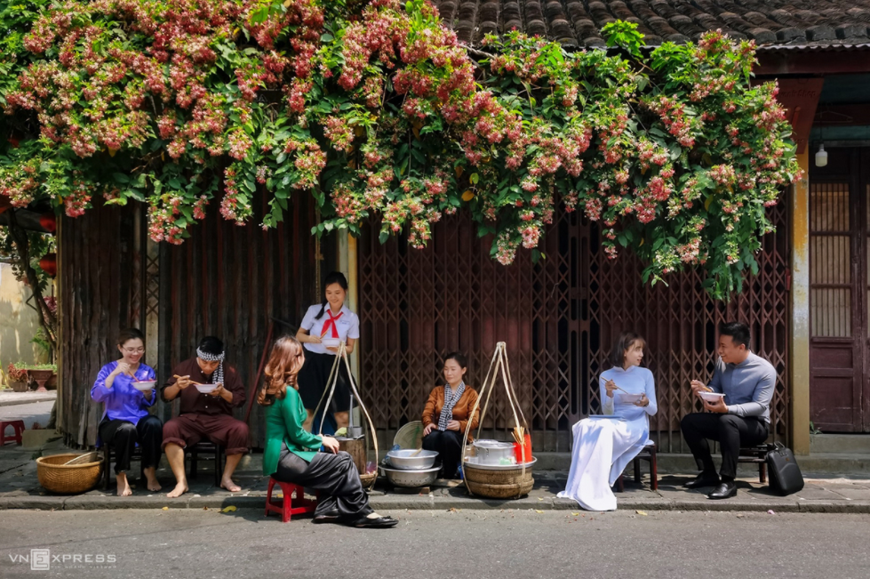 Hoi An ancient streets' summer flowers