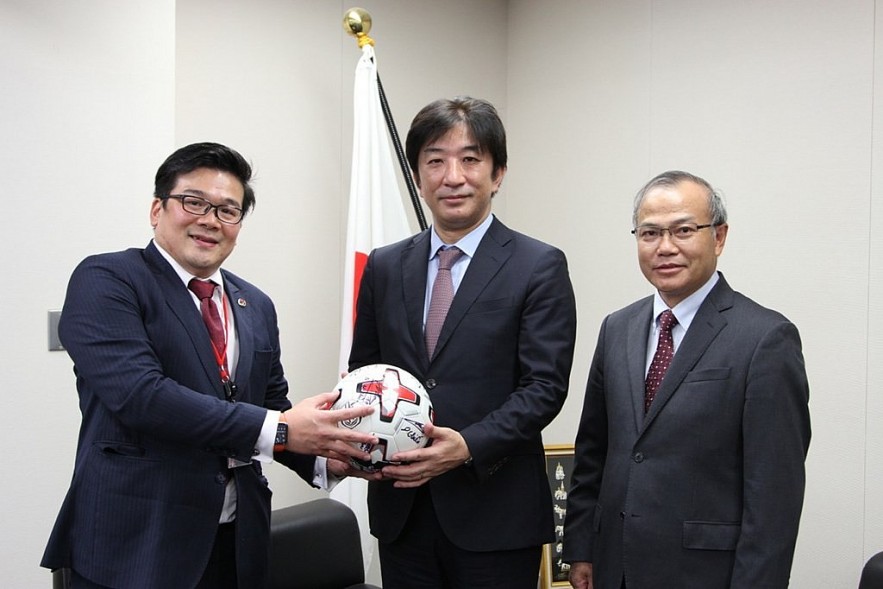Japanese Prime Minister Gifted Ball Signed by Vietnamese Players