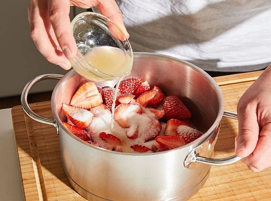 Recipe for Sweet Afternoon Break: Pancake with Strawberry Puree