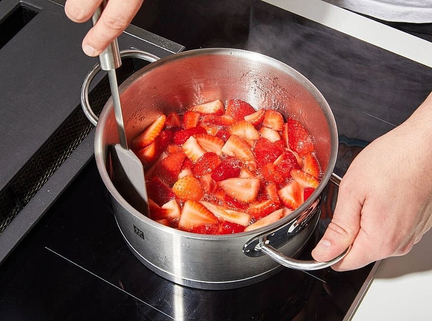 Recipe for Sweet Afternoon Break: Pancake with Strawberry Puree