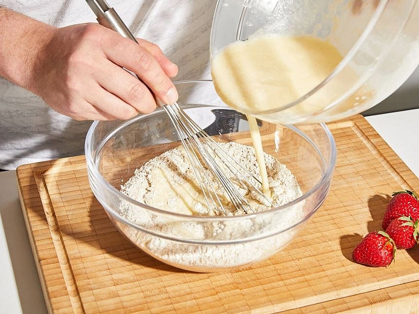 Recipe for Sweet Afternoon Break: Pancake with Strawberry Puree