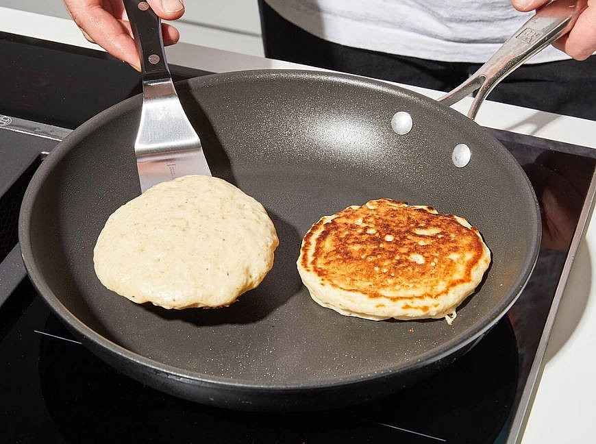 Recipe for Sweet Afternoon Break: Pancake with Strawberry Puree