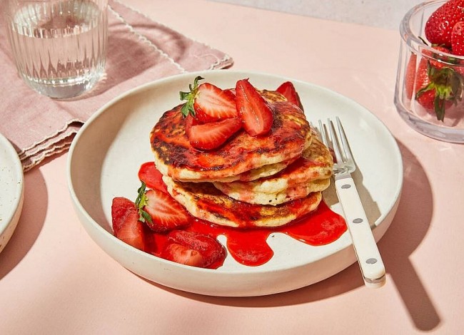 Recipe for Sweet Afternoon Break: Pancake with Strawberry Puree