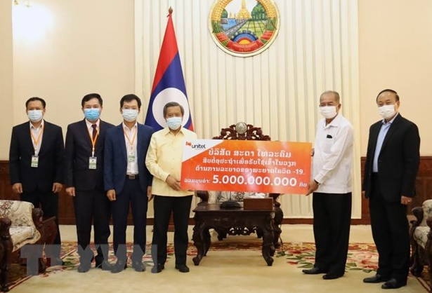 Vietnamese enterprises in Laos join hands with local authority to fight pandemic