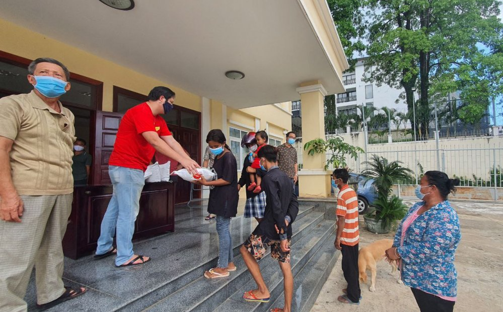 Poor Vietnamese in Preah Sihanouk, Cambodia receive relief aids