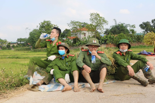 Police officers help people in quarantine areas harvest crops