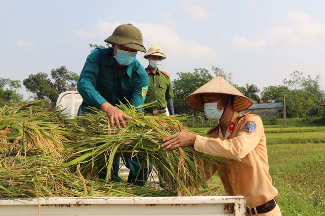 Police officers help people in quarantine areas harvest crops