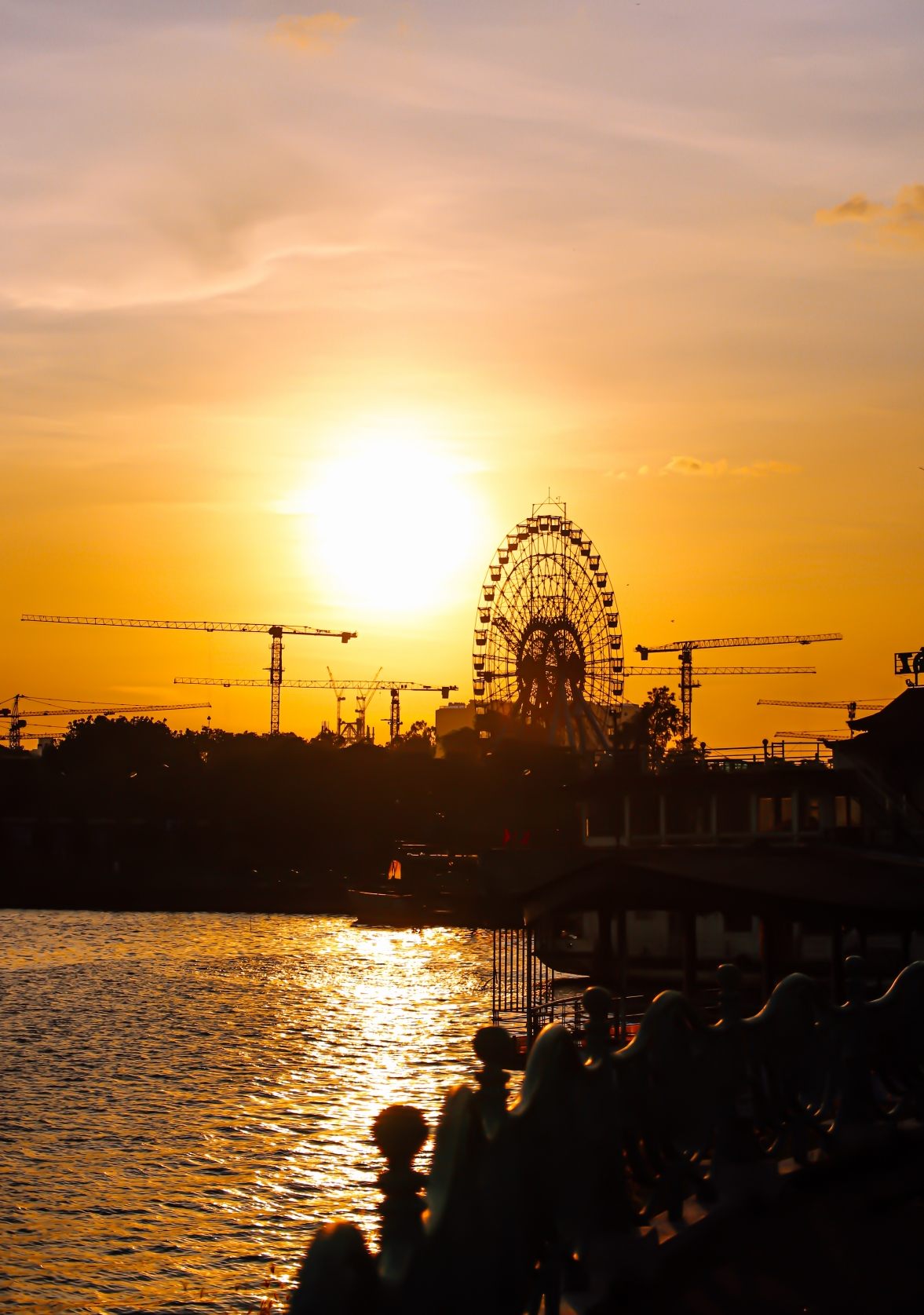 West Lake's mesmerizing sunset scene