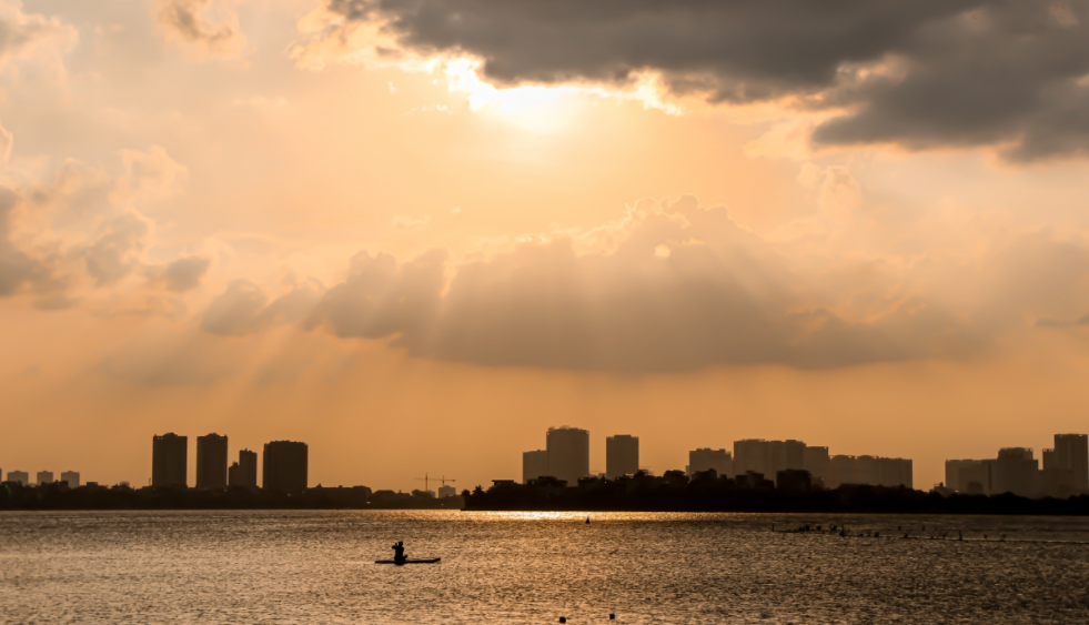 West Lake's mesmerizing sunset scene