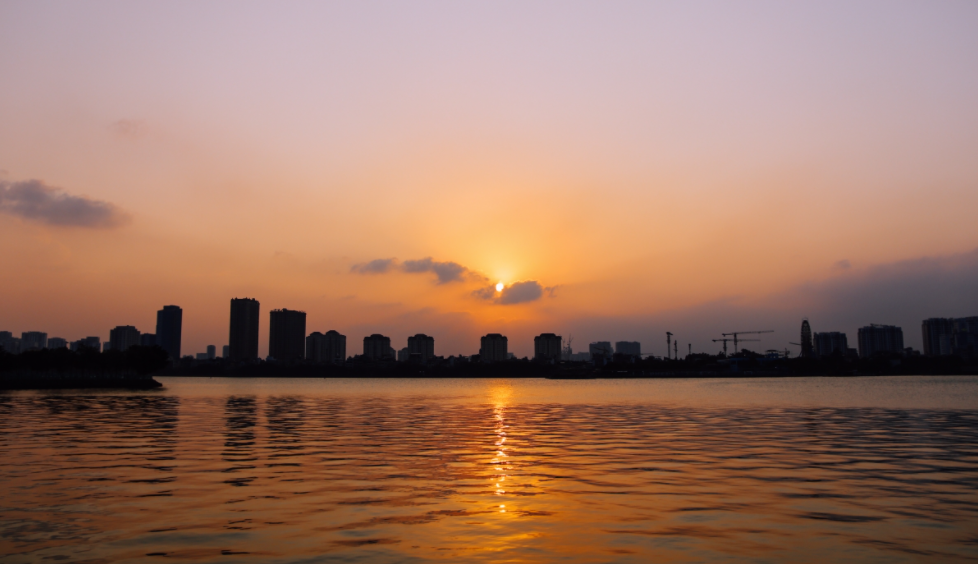 West Lake's mesmerizing sunset scene