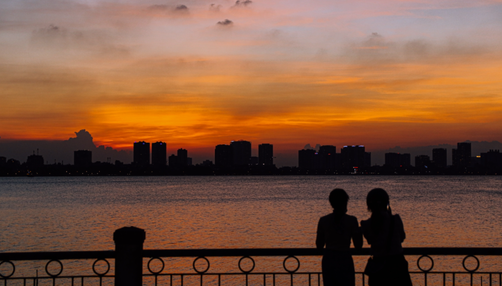 West Lake's mesmerizing sunset scene