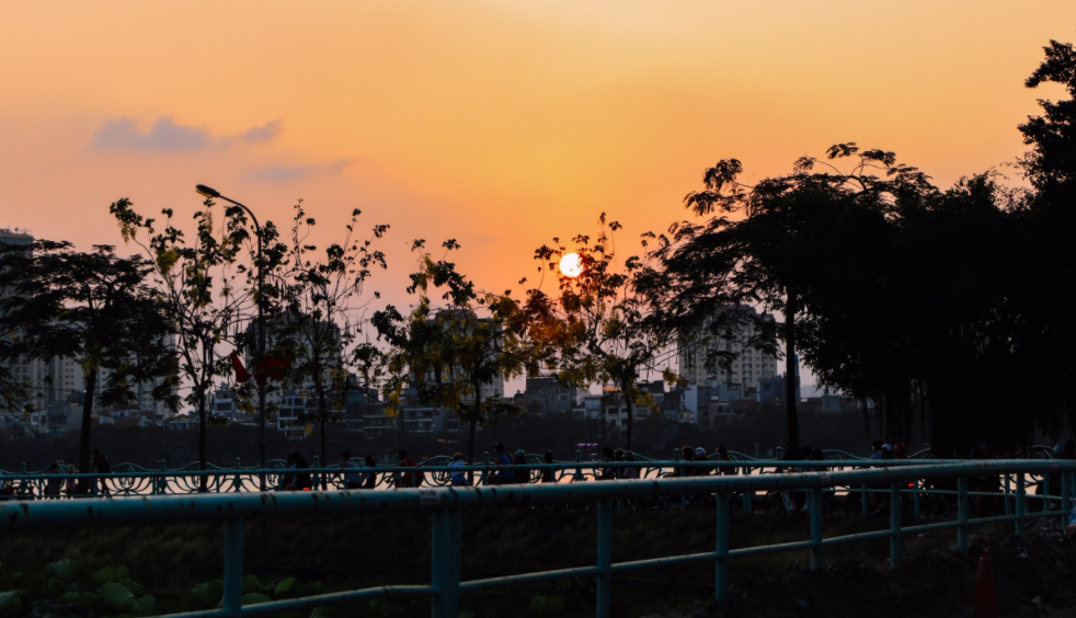 West Lake's mesmerizing sunset scene