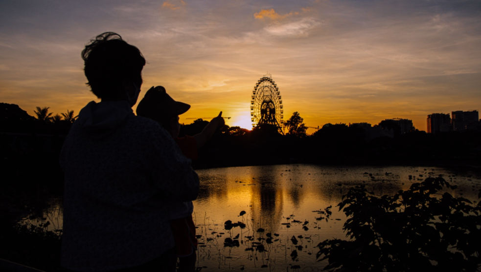 West Lake's mesmerizing sunset scene