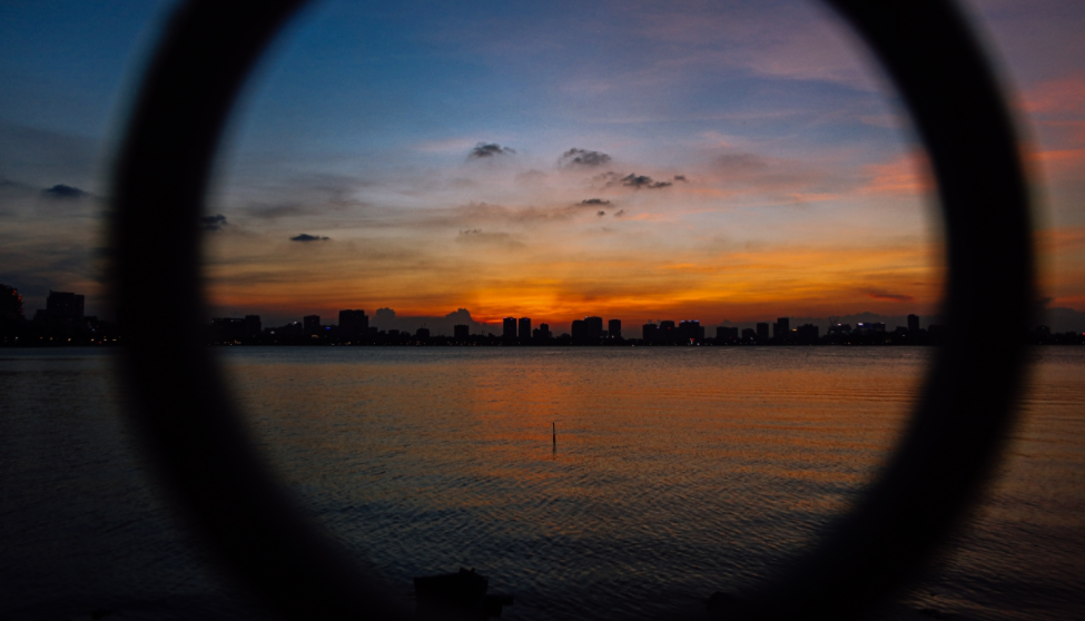 West Lake's mesmerizing sunset scene