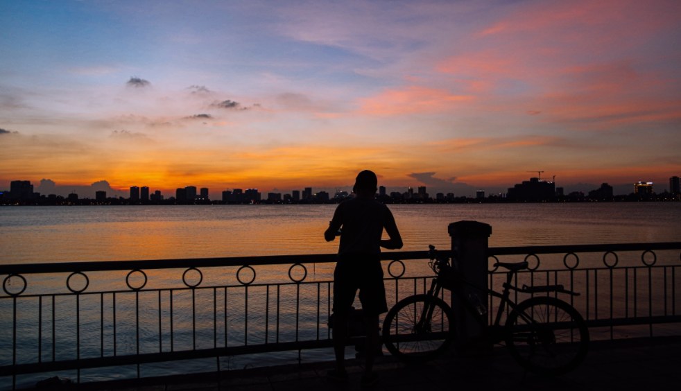 West Lake's mesmerizing sunset scene