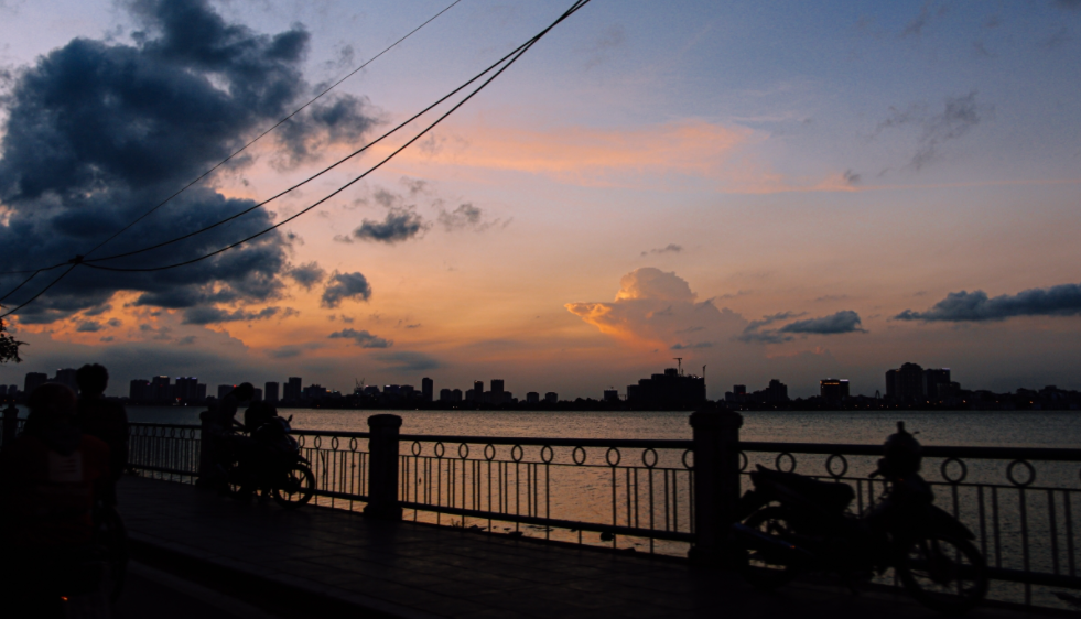 West Lake's mesmerizing sunset scene