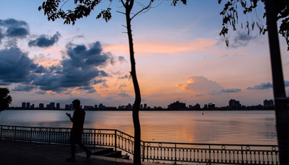 West Lake's mesmerizing sunset scene