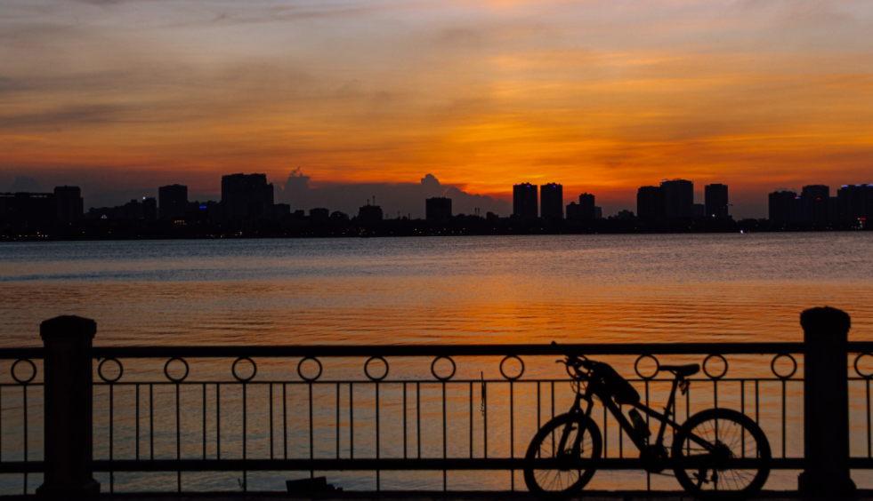 West Lake's mesmerizing sunset scene