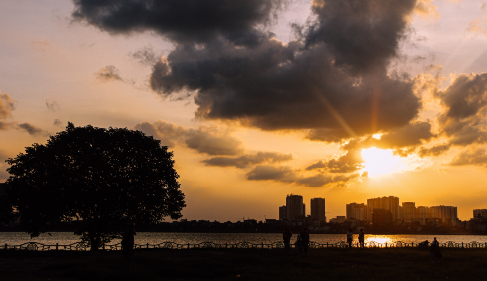 West Lake's mesmerizing sunset scene