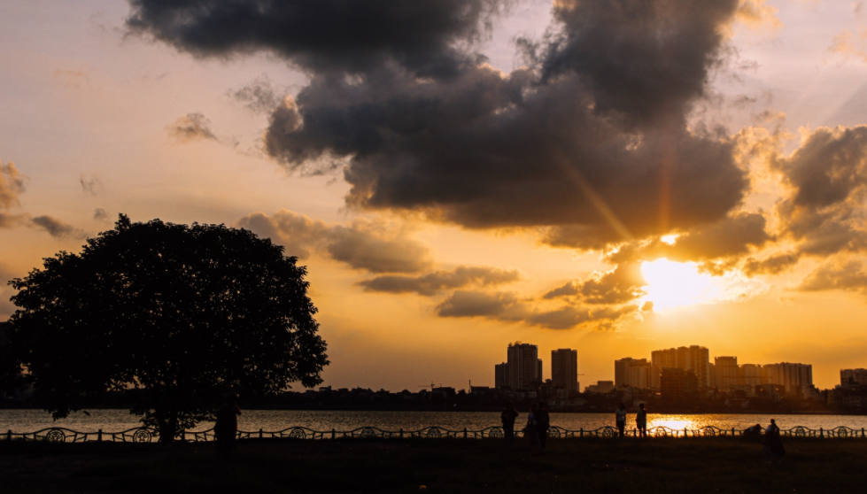 West Lake's mesmerizing sunset scene