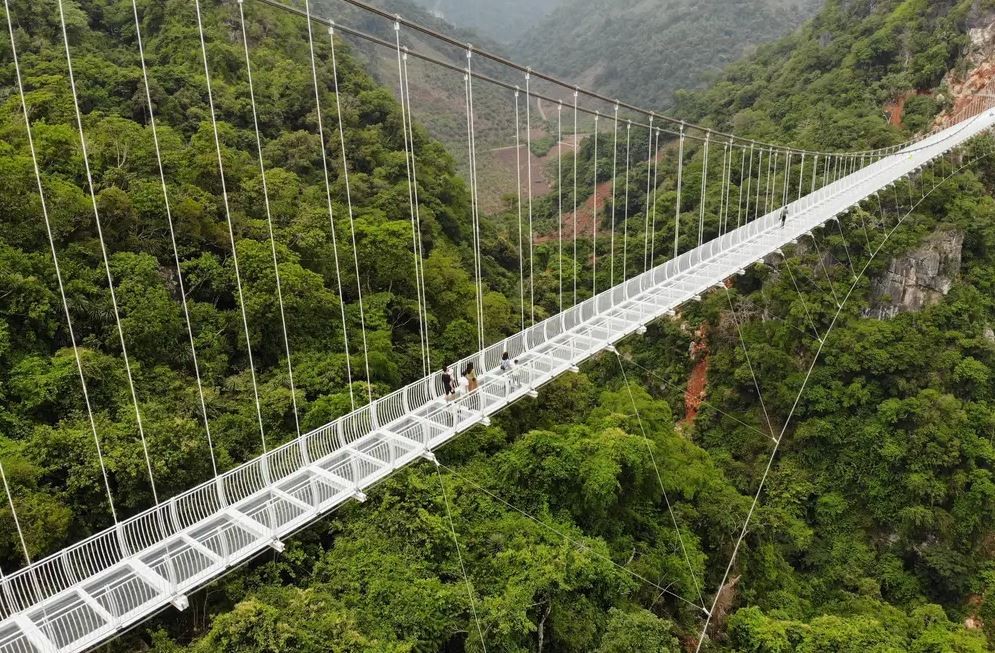 New Walking Glass Bridge in Vietnam Featured by CNN