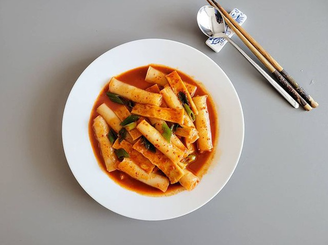 how to make trendy korean tteokbokki from vietnamese rice paper