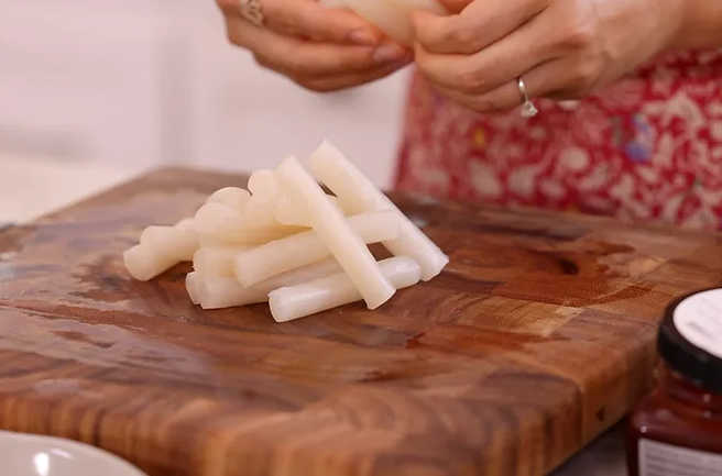 How to make trendy Korean Tteokbokki from Vietnamese rice paper?