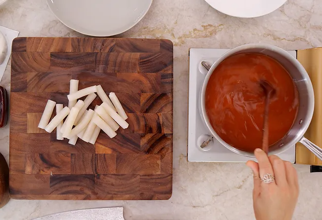 How to make trendy Korean Tteokbokki from Vietnamese rice paper?