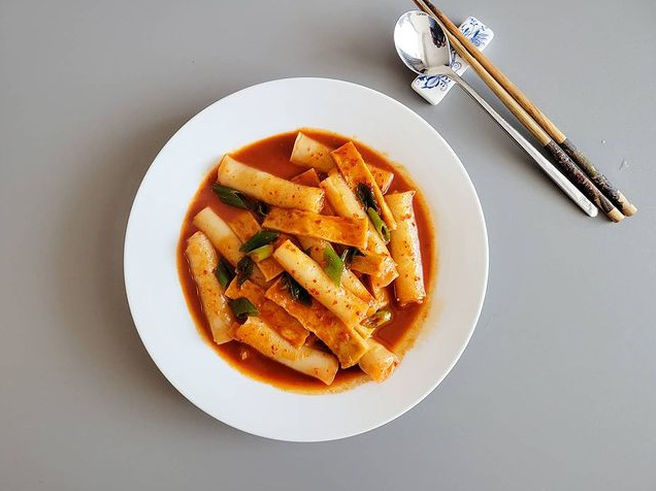 How to make trendy Korean Tteokbokki from Vietnamese rice paper?