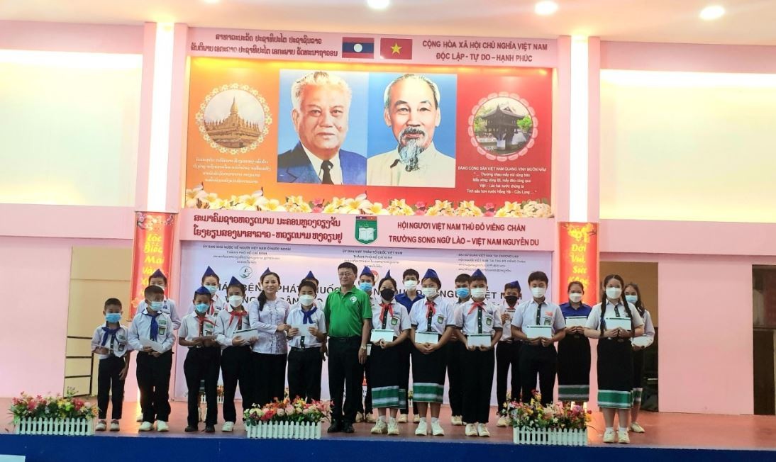 ho chi minh city sends gifts to overseas vietnamese laotians in need