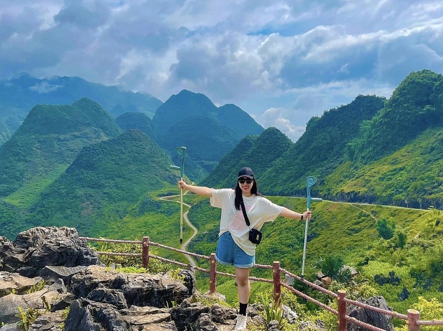 Single Mother with Single Leg Conquers Dangerous Hiking Route in Ha Giang