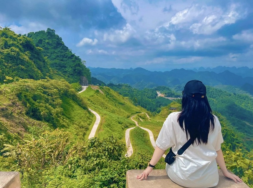 Single Mother with Single Leg Conquers Dangerous Hiking Route in Ha Giang