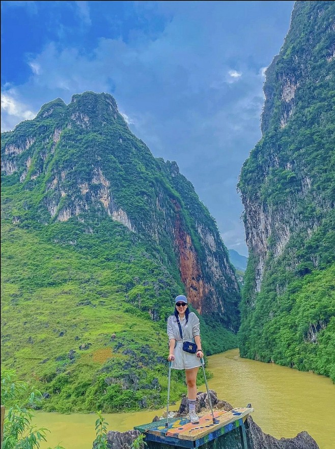 Single Mother with Single Leg Conquers Dangerous Hiking Route in Ha Giang