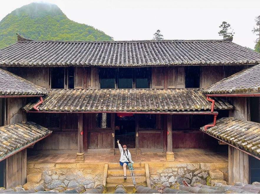 Single Mother with Single Leg Conquers Dangerous Hiking Route in Ha Giang